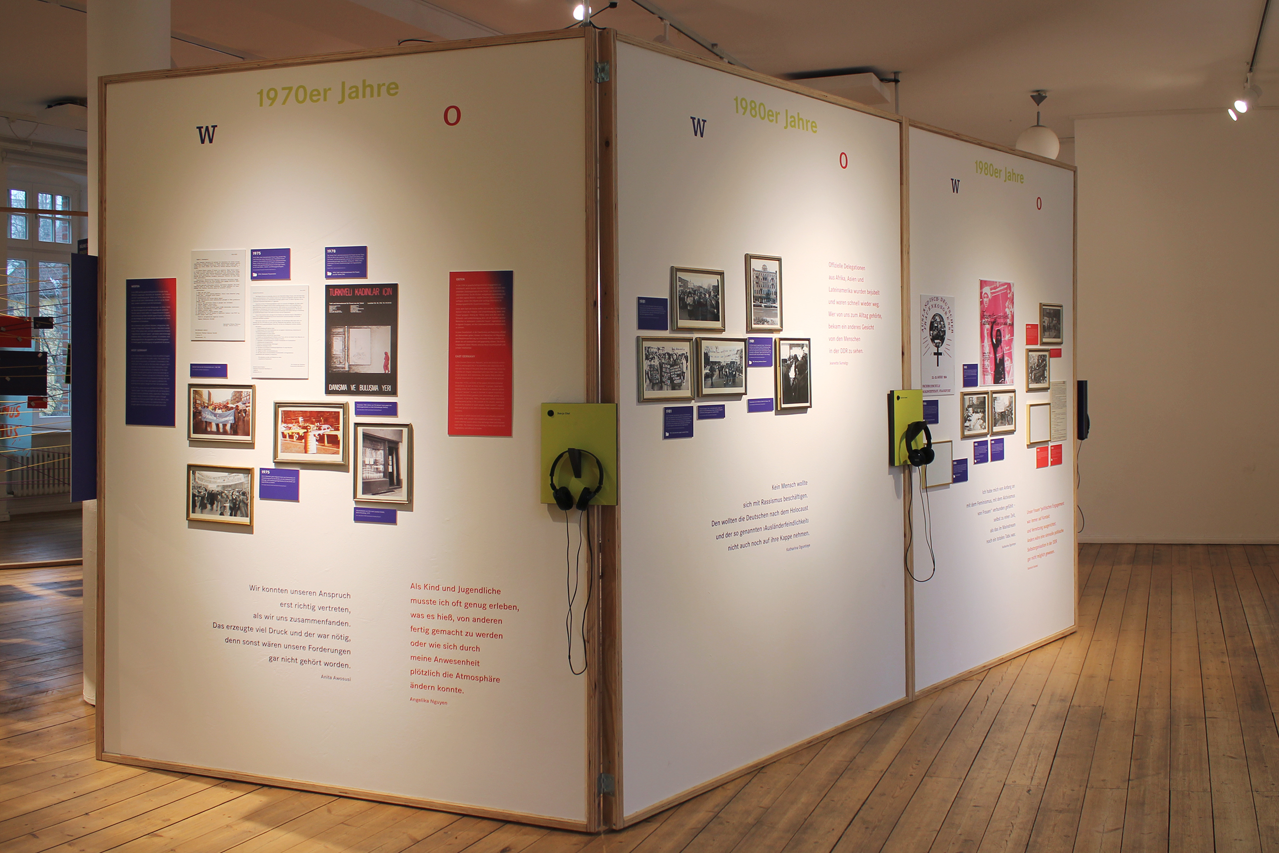 Ausstellungswände mit Texten, Fotos und zwei Hörstationen, Überschrift '1970er Jahre' und '1980er Jahre'