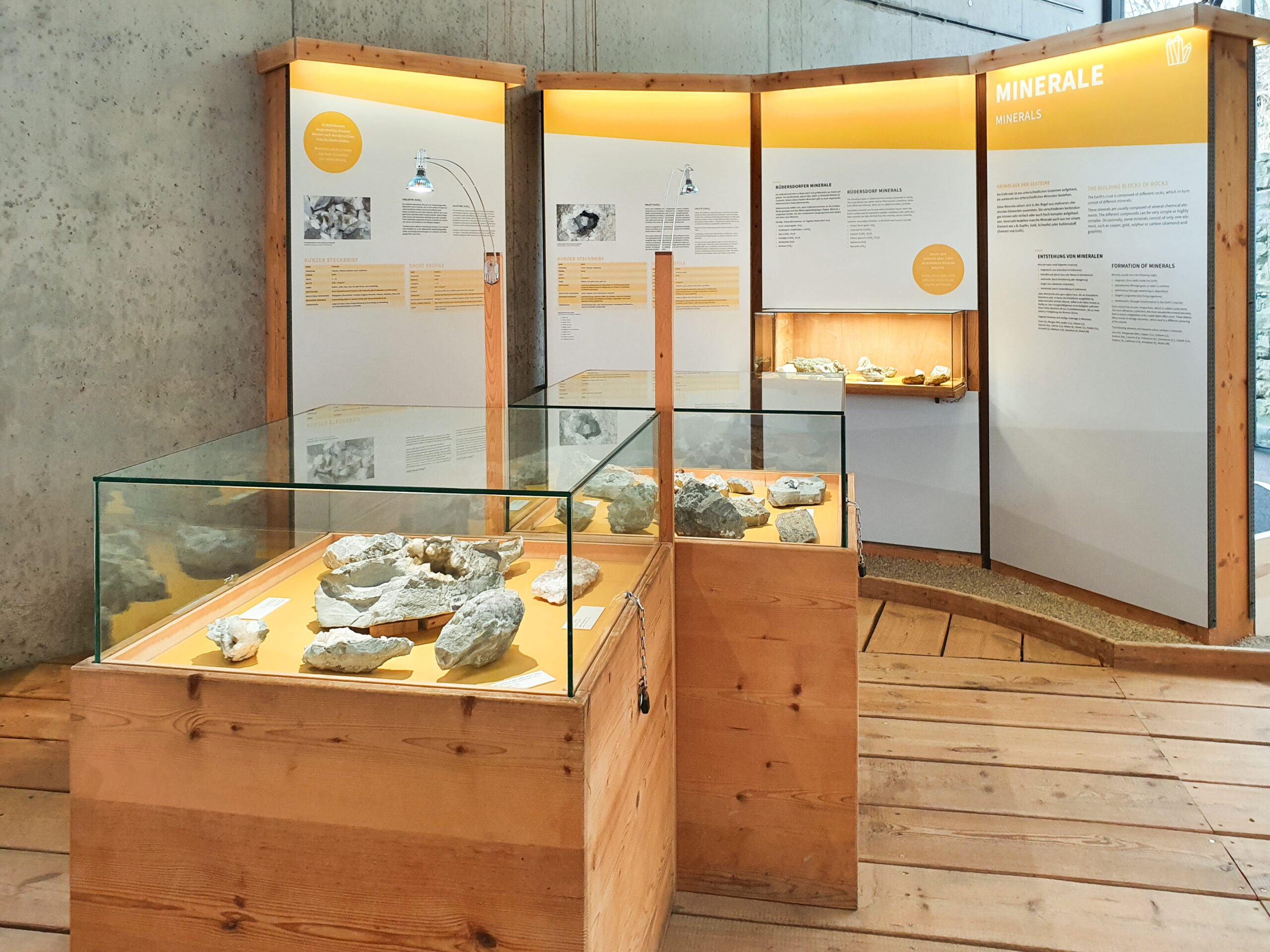 Ausstellungstafeln mit Informationen zu Mineralen hinter Vitrinen mit ausgestellten Mineralen