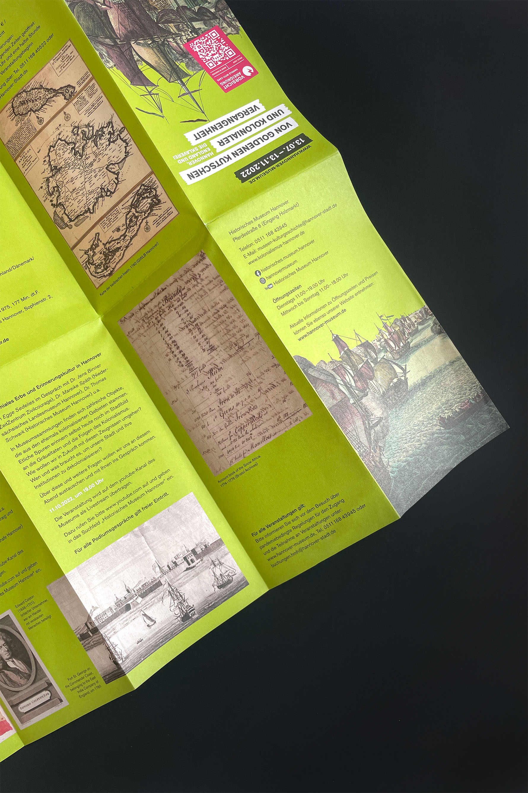 Aufklappbare Broschüre zur Ausstellung 'Von goldenen Kutschen und kolonialer Vergangenheit' mit Kontaktdaten und Adressen der Social Media-Kanäle sowie Öffnungszeiten des Historischen Museums Hannover.