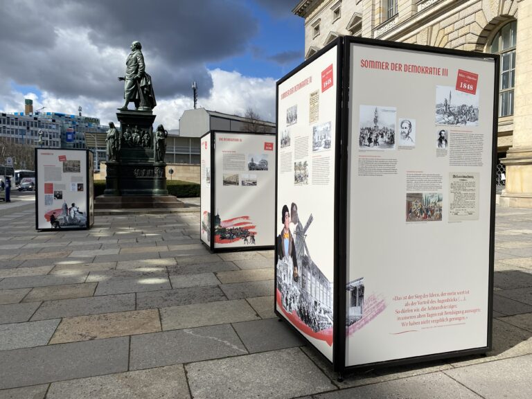 Drei Ausstellungstafeln der Außenausstellung »Wir haben nicht vergeblich gerungen. 175 Jahre Märzrevolution in Berlin« auf der Fläche vor dem Berliner Abgeordnetenhaus