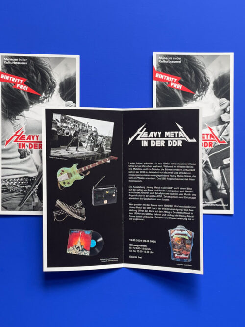 Flyer zur Ausstellung 'Heavy Metal in der DDR', zeigt links verschiedene Objekte aus der Ausstellung und rechts Text zur Ausstellung