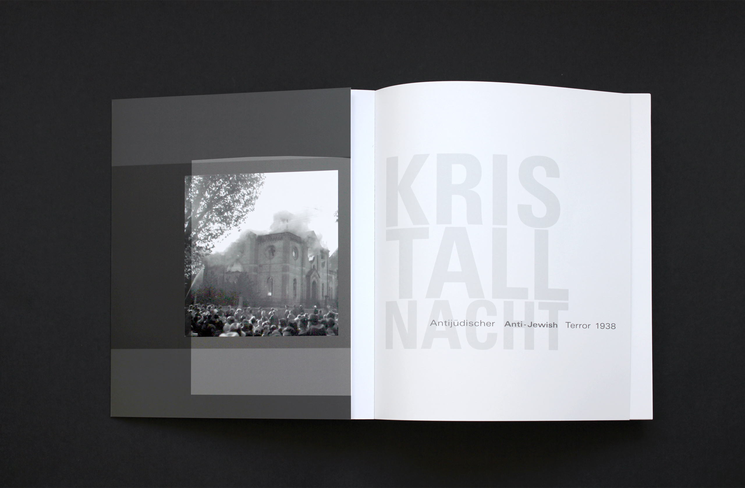 Aufgeschlagene Doppelseite des Katalogs, links mit Schwarz-Weiß-Fotografie bebildert, rechts Wiederholung des Titels in hellgrauer Schrift auf weißem Grund