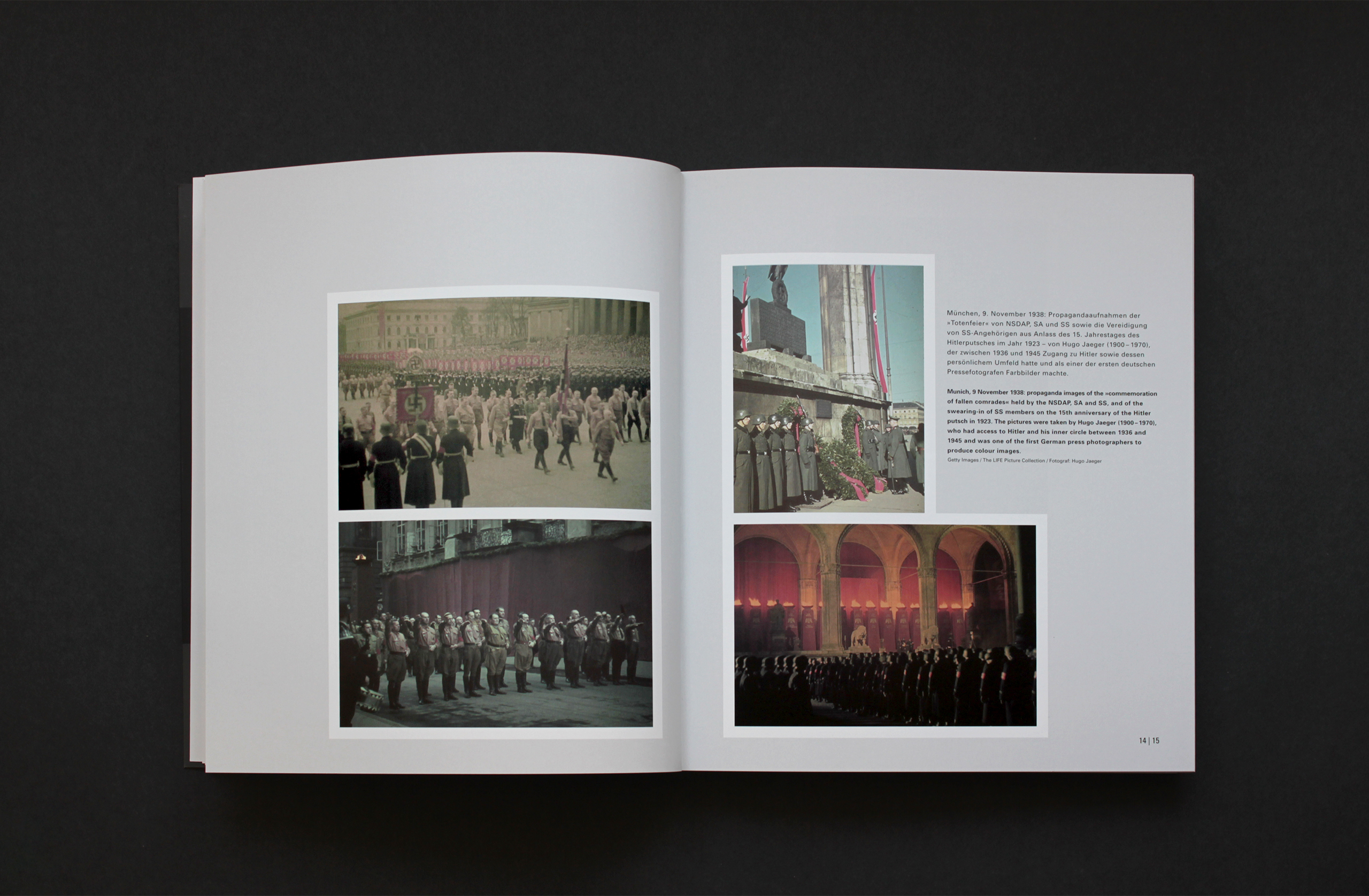 Aufgeschlagene Doppelseite des Katalogs mit vier Farbfotografien aus der NS-Zeit