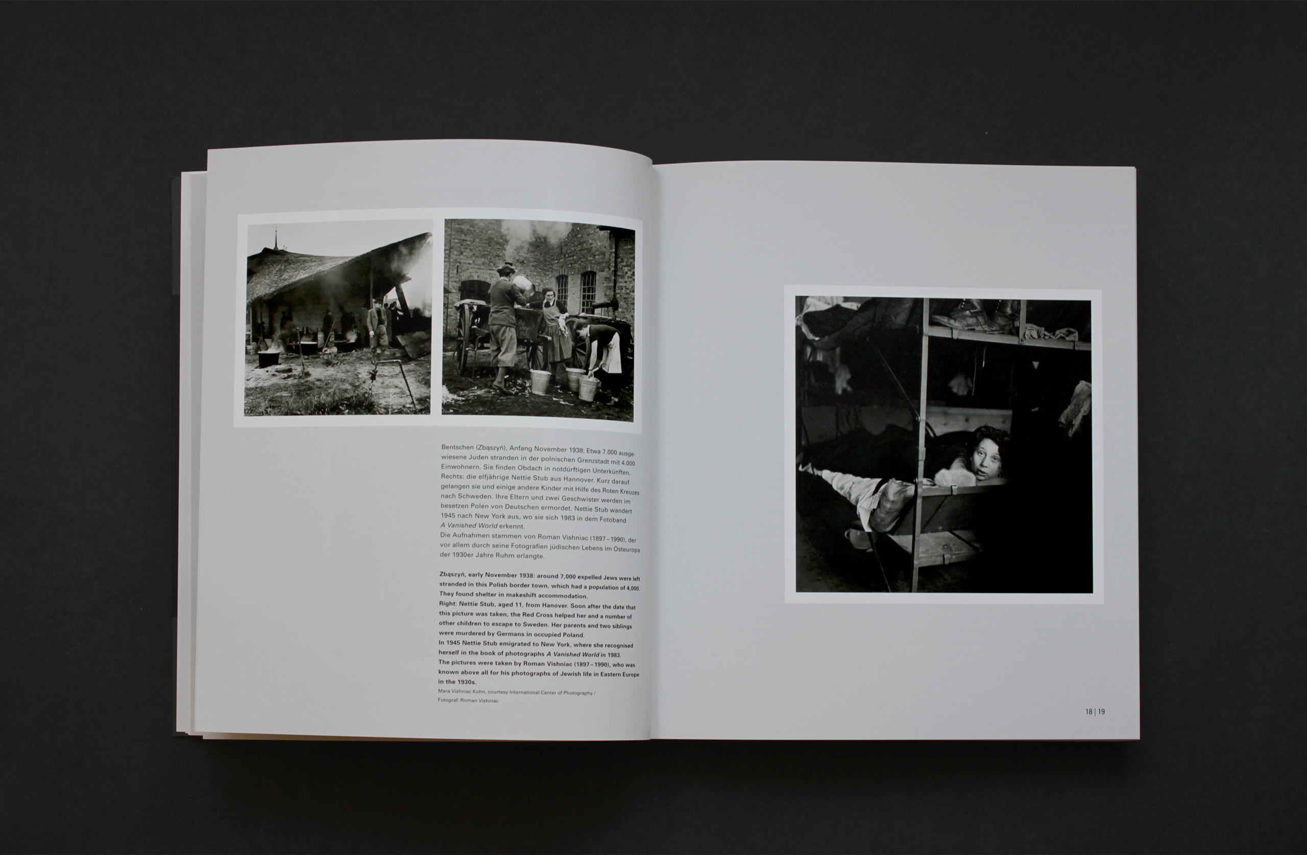 Aufgeschlagene Doppelseite des Katalogs mit Schwarz-Weiß-Fotografien aus dem Alltag jüdischer Menschen in einem polnischen Dorf, dazu erläuternder Text