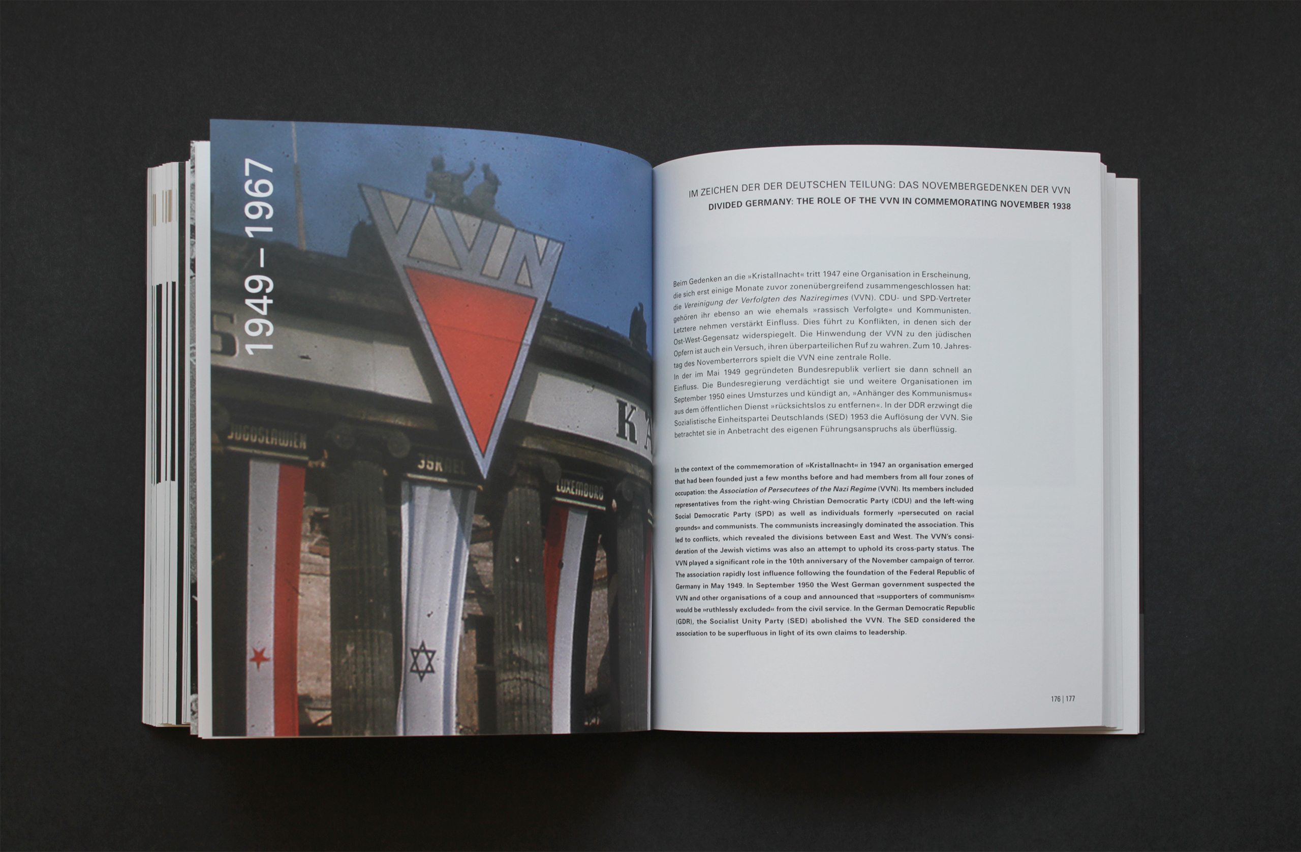 Aufgeschlagene Doppelseite des Katalogs, links eine Farbfotografie und den Jahreszahlen 1949 - 1967, rechts Fließtext unter der Überschrift "Im Zeichen der deutschen Teilung: Das Novembergedenken der VVN"