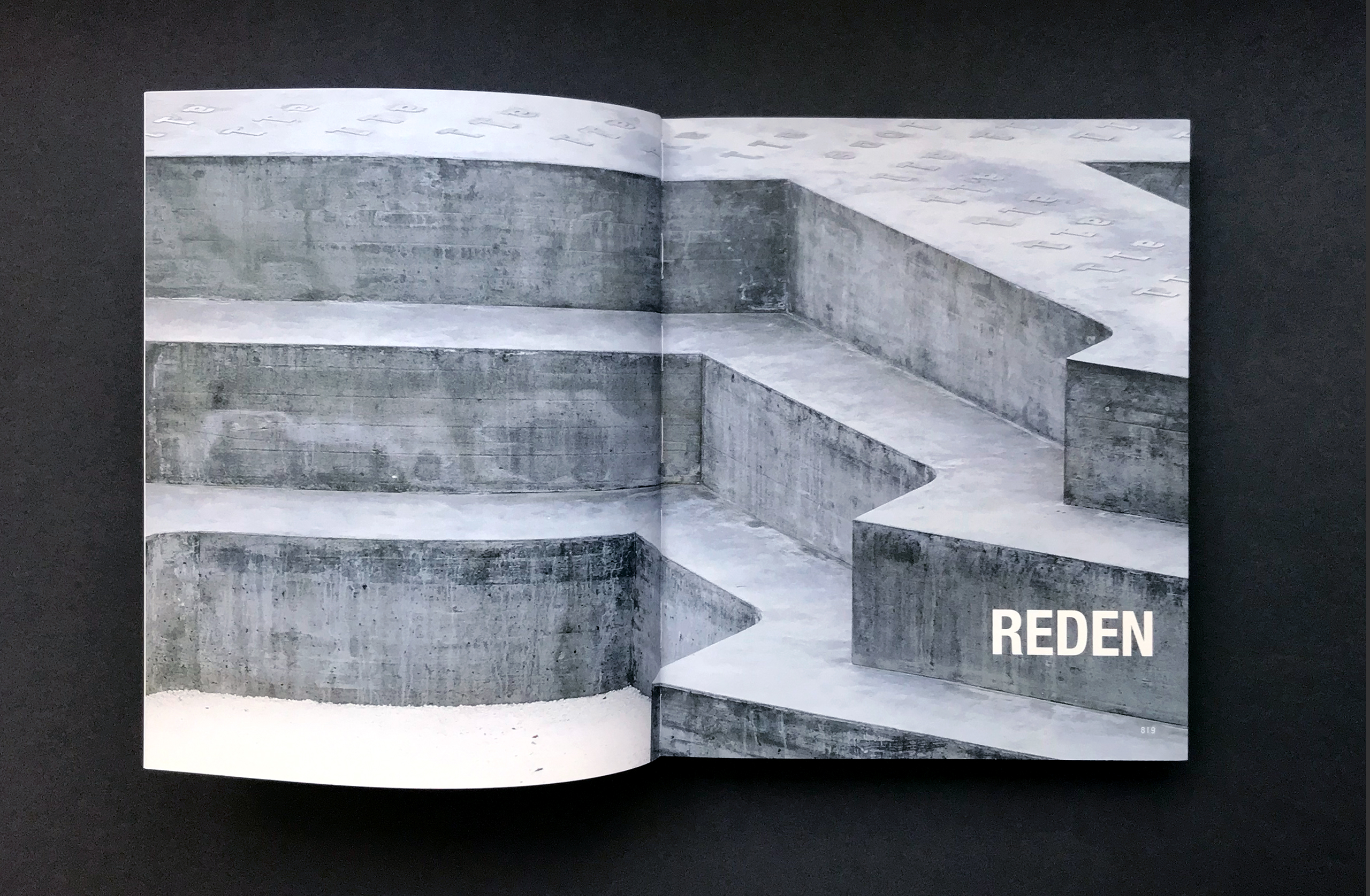 Aufgeschlagene Doppelseite des Katalogs mit einer Nahaufnahme der Stufen des Denkmals und dem einzelnen Wort "REDEN"