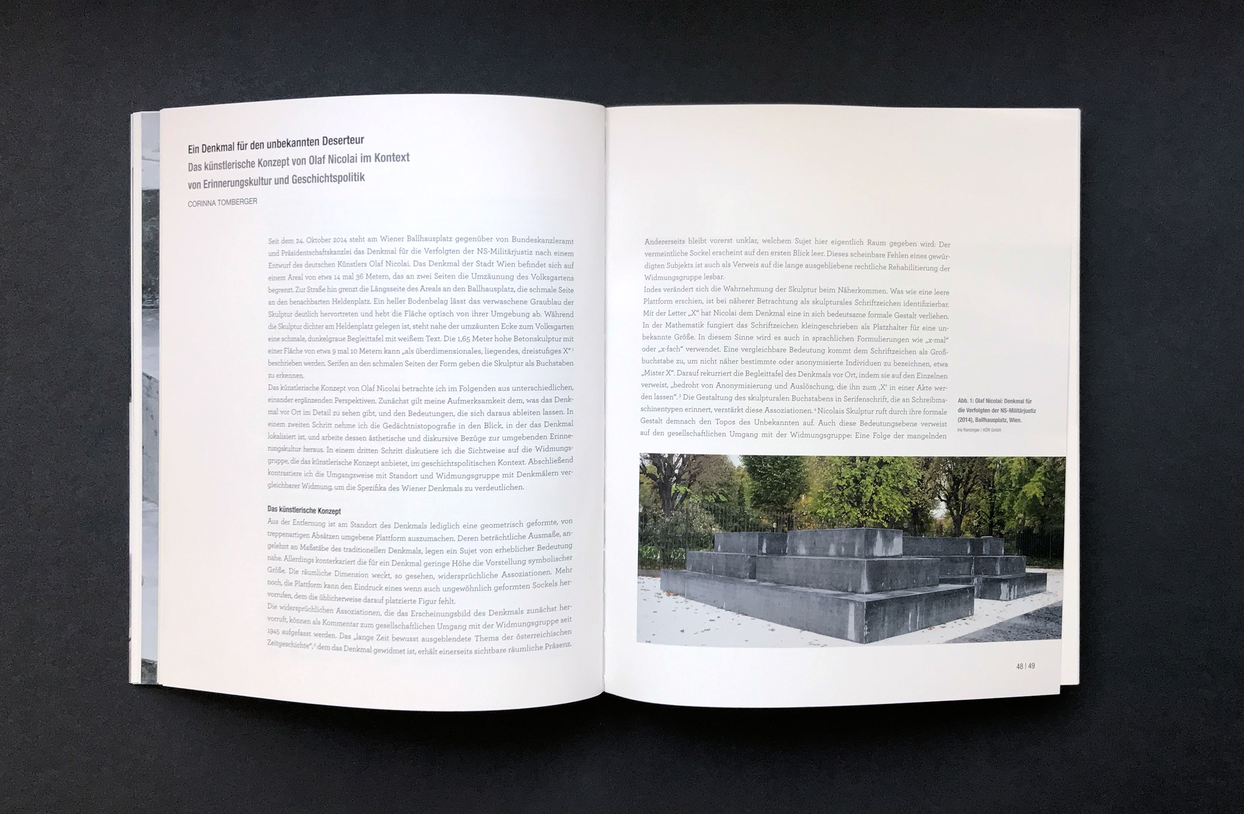 Aufgeschlagene Doppelseite des Katalogs mit Fließtext und einem Bild unter der Überschrift "Ein Denkmal für den unbekannten Deserteur"