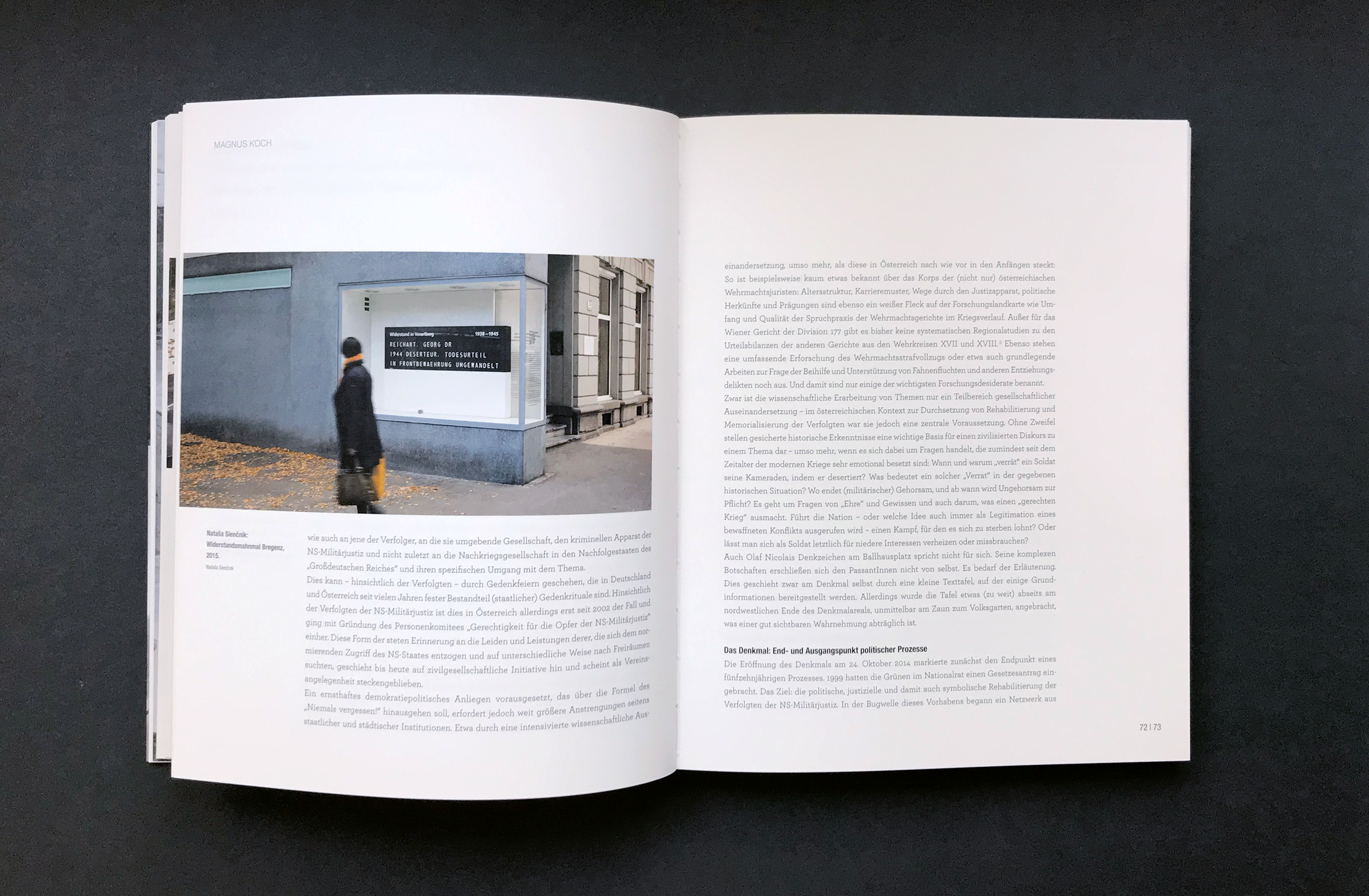 Aufgeschlagene Doppelseite des Katalogs mit Fließtext und einem Bild