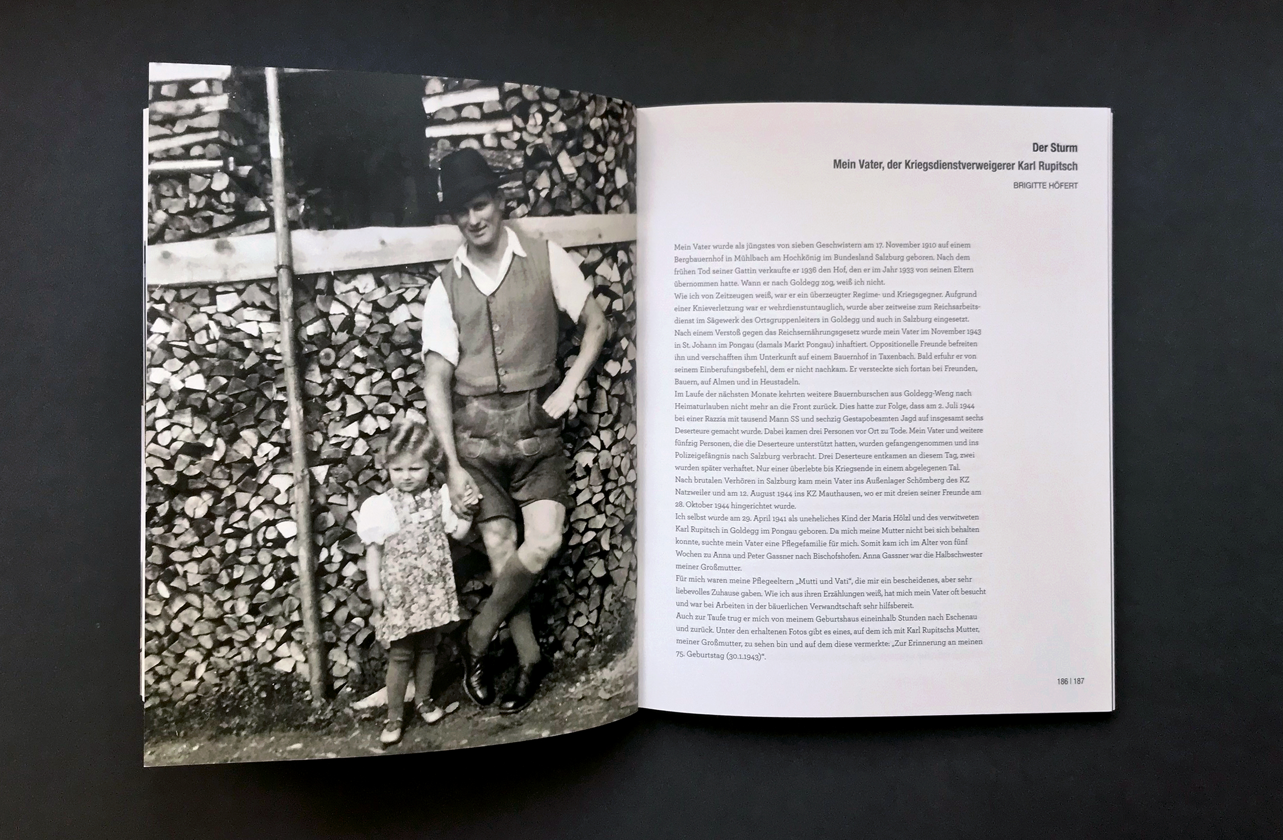 Aufgeschlagene Doppelseite des Katalogs, links eine großformatige Schwarz-Weiß-Fotografie, rechts Fließtext unter der Überschrift "Der Sturm. Mein Vater, der Kriegsdienstverweigerer Karl Rupitsch"