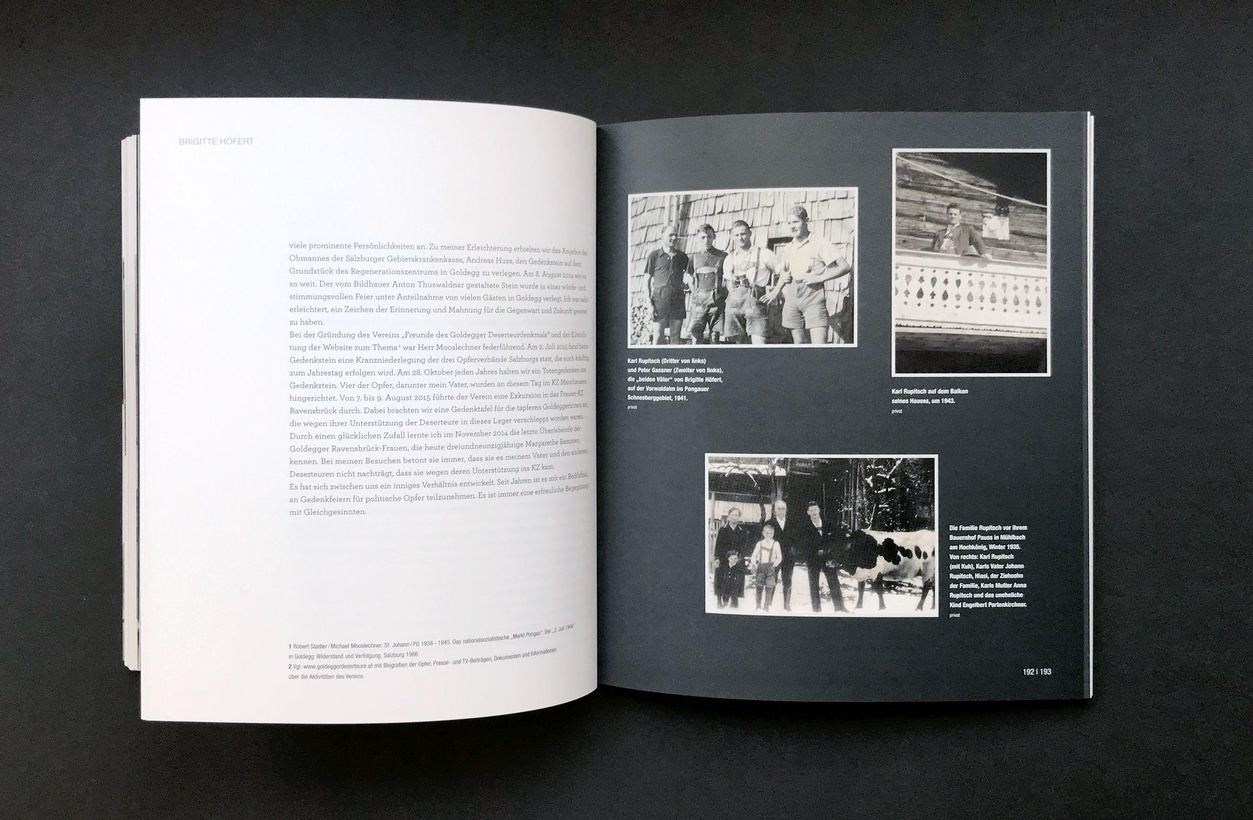 Aufgeschlagene Doppelseite des Katalogs, links Fließtext, rechts mehrere Schwarz-Weiß-Fotografien auf dunklem Hintergrund.