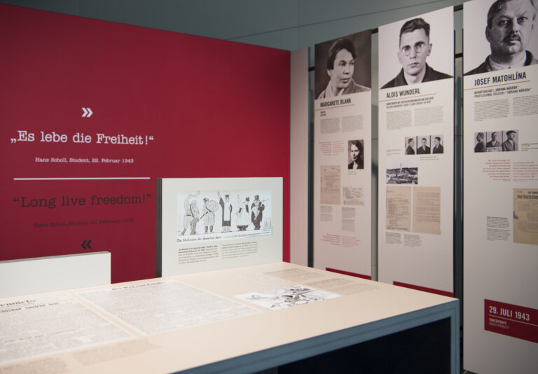 Ausstellung mit Texttafeln und historischen Dokumenten zu Personen und Ereignissen des Volksgerichtshofs. Zitat an der Wand: "Es lebe die Freiheit!" von Hans Scholl