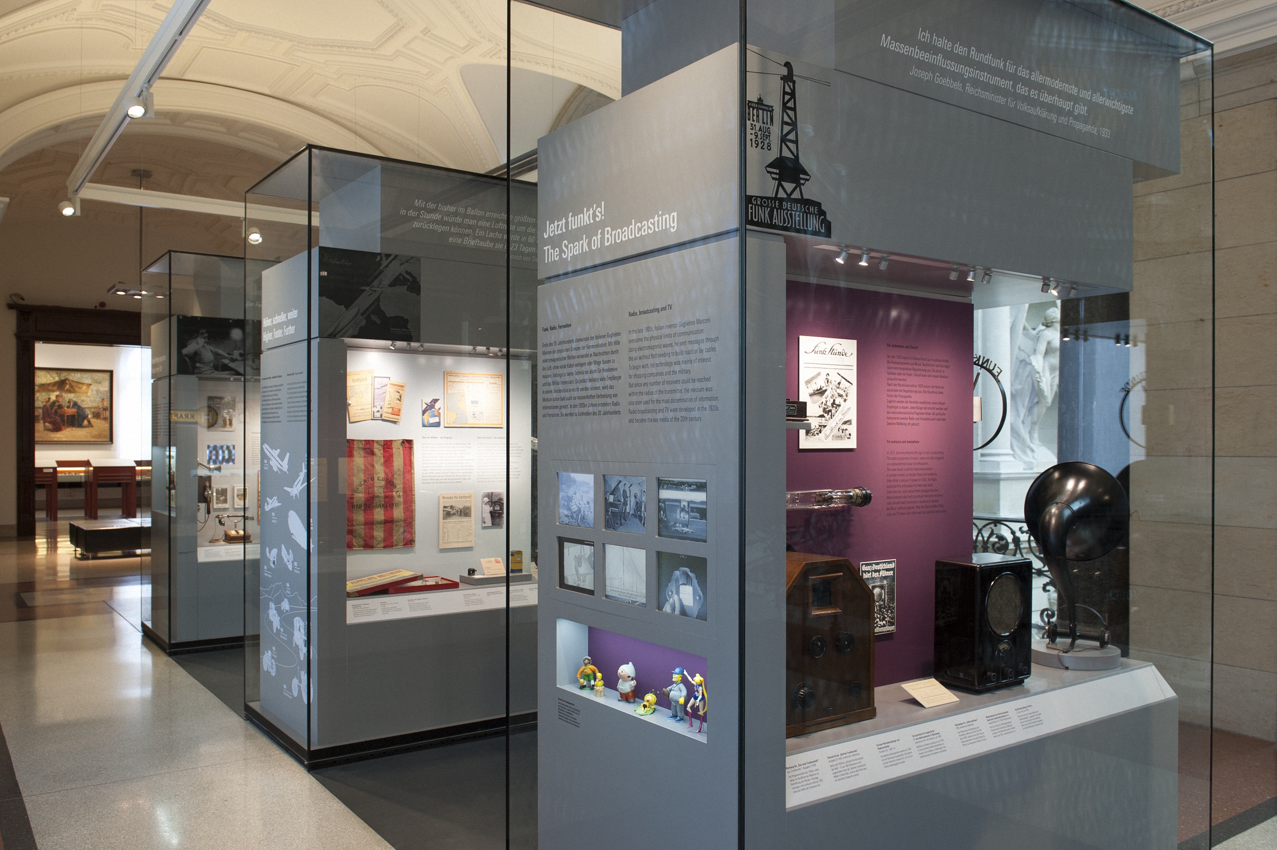 Mehrere Glasvitrinen zeigen Objekte und Informationstafeln, unter anderem zum Thema Rundfunk