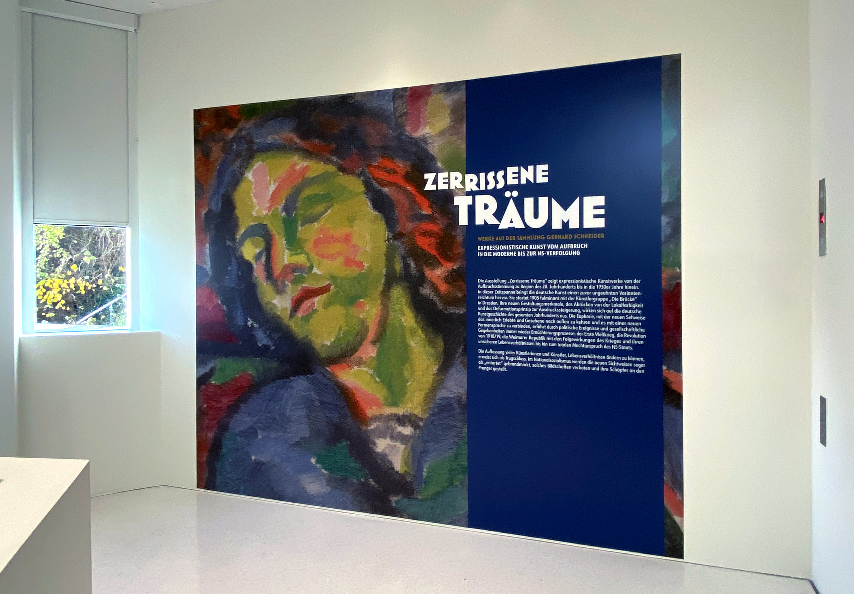 'ZERRISSENE TRÄUME - Werke aus der Sammlung Gerhard Schneider - Expressionistische Kunst von Aufbruch in die Moderne bis zur NS-Verfolgung' steht auf Introwand. Breiter, blauer Streifen, vertikal über großgezogenem Titelmotiv, dient als Untergrund für Introtext. Titelbild: Die schlafende “Schwester Maria”, angefertigt von Heinrich Maria Davringhausen.