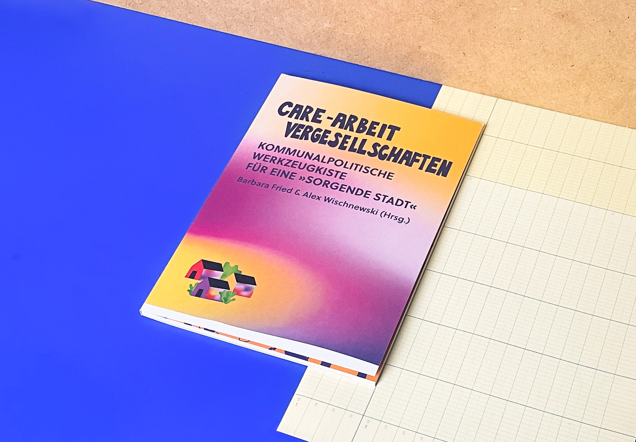 Buch 'Care-Arbeit vergesellschaften' mit Untertitel 'Kommunalpolitische Werkzeugkiste für eine sorgende Stadt' von Barbara Fried und Alex Wischnewski