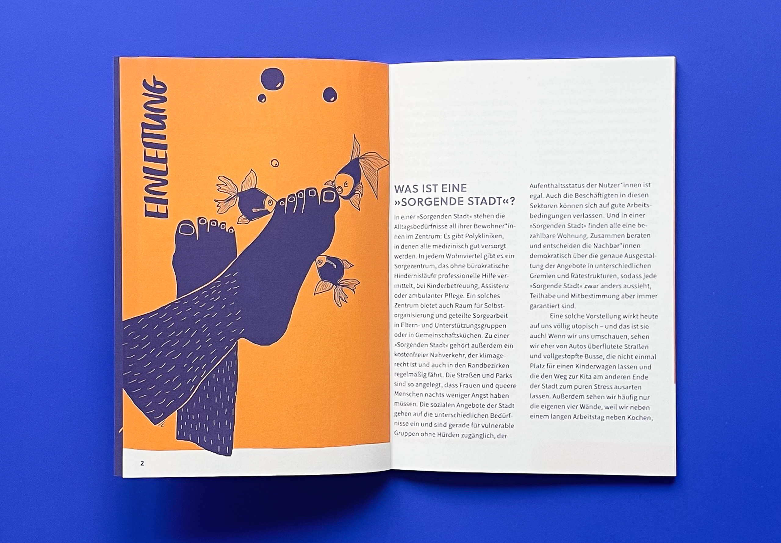 Aufgeschlagene Broschüre mit orangefarbener Seite links und Textseite rechts, Einleitung zur Frage 'Was ist eine sorgende Stadt?', mit Illustration von Füßen, an denen Fische knabbern