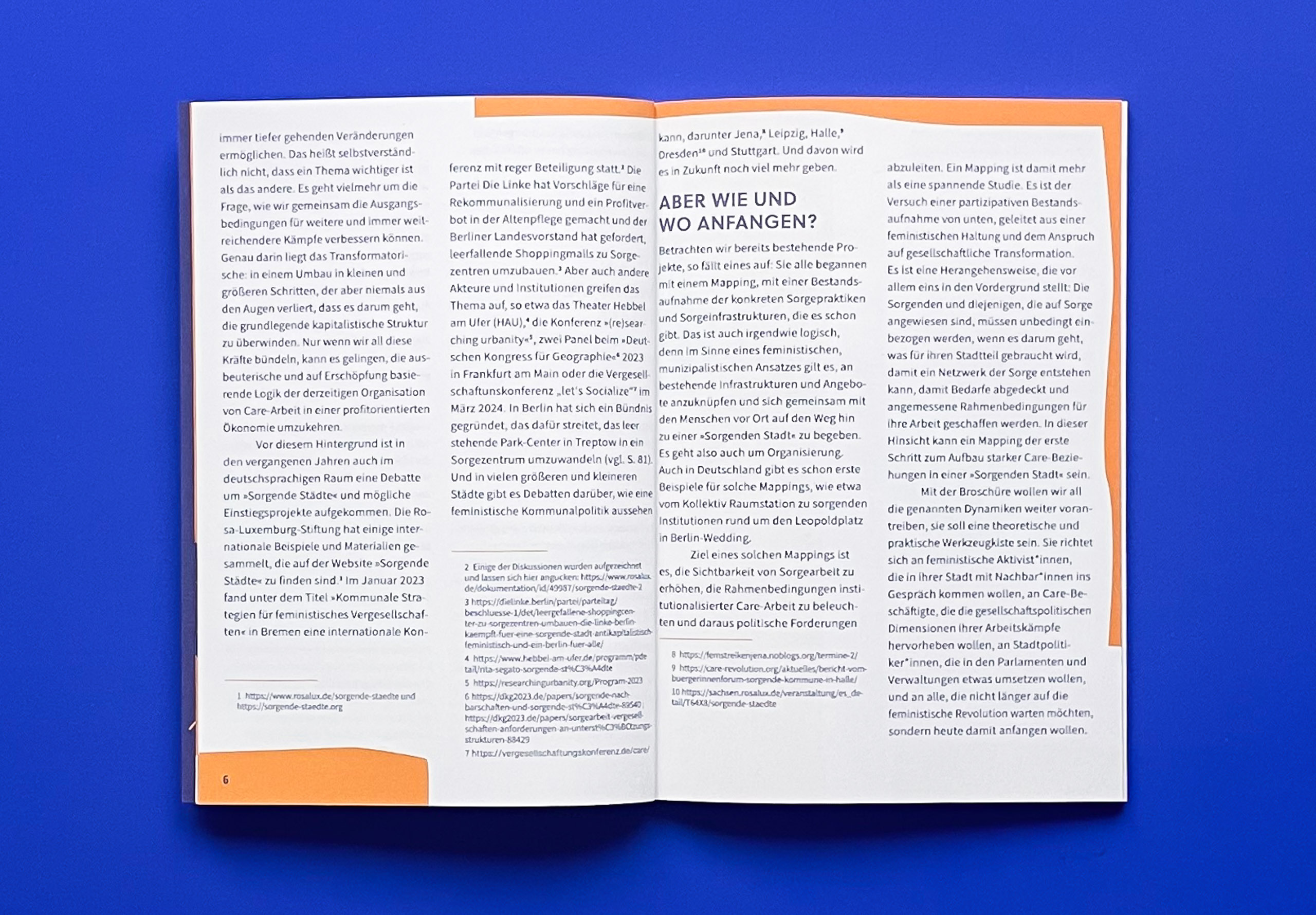 Eine weitere Doppelseite mit Fließtext, Fußnoten und orangefarbenen Randmarkierungen