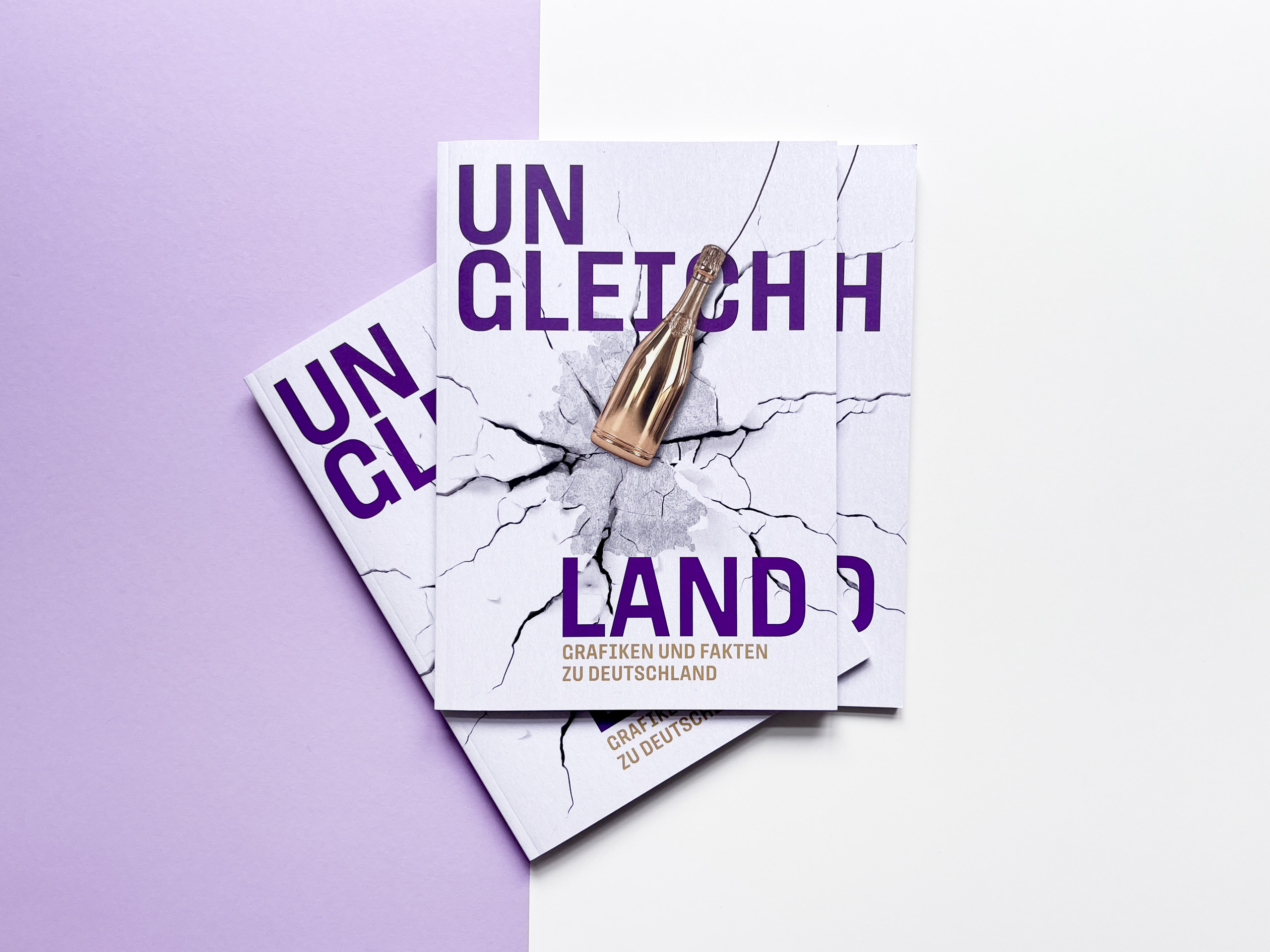 Titelseite der Publikation "Ungleichland. Grafiken und Fakten zu Deutschland" mit Abbildung einer Sektflasche vor einer rissigen Steinfläche