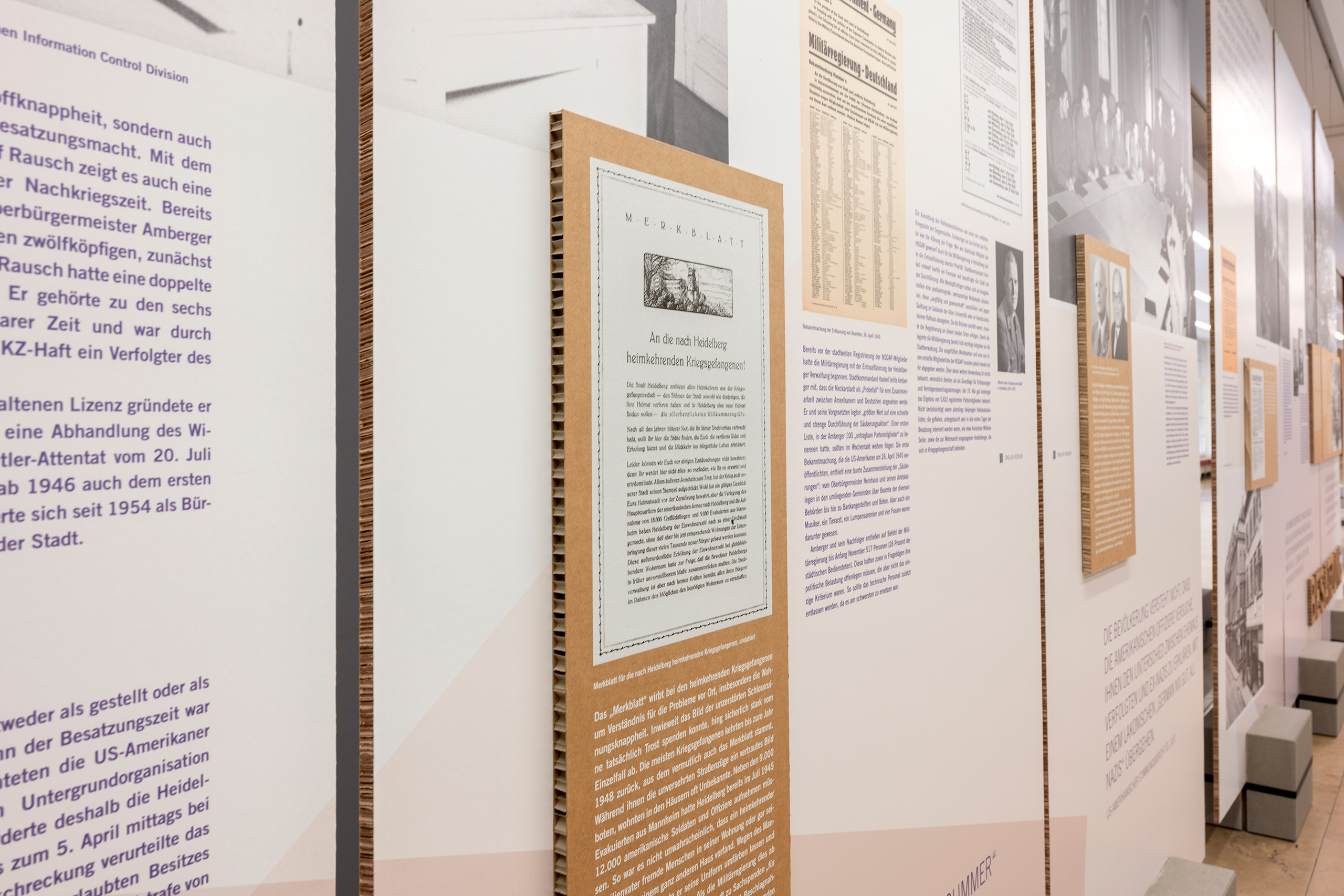 Nahaufnahme von Ausstellungstafeln, bei denen die Wabenstruktur der Pappen seitlich erkennbar ist