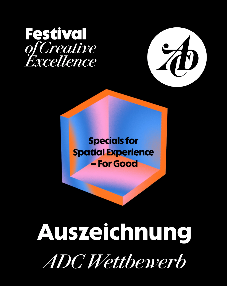 Schwarzer Hintergrund mit weißem Text und zwei Logos oben, darunter ein sechseckiges, farbiges 3D-Objekt mit dem Text 'Specials for Spatial Experience – For Good' und darunter der Text 'Auszeichnung ADC Wettbewerb'